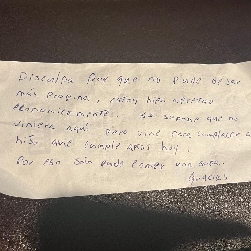 El restaurante colgó en sus redes sociales una foto de la nota que un padre con sus dos hijos dejó a la mesera que les sirvió excusándose por no poder dejar propina (Facebook)