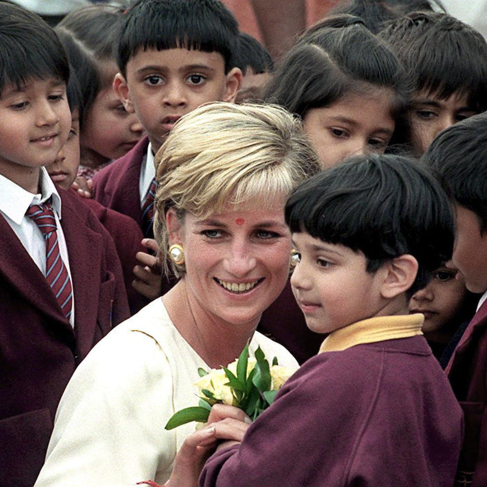 Imagen del 6 de junio de 1997, dos meses antes de su muerte, de Diana de Gales, visitando un colegio en el norte de Londres.