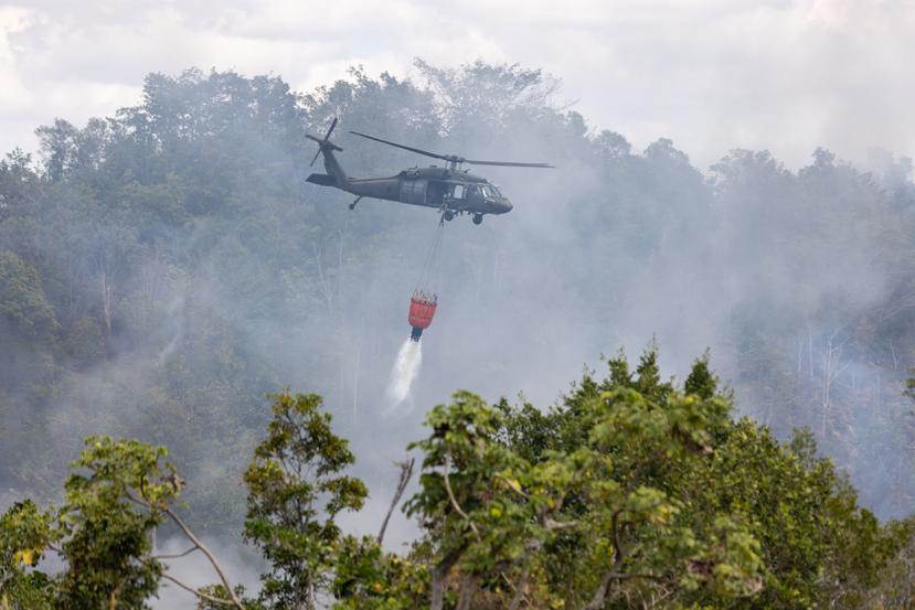 Helicóptero de la Guardia Nacional atendiendo otro incendio forestal suscitado a principios de marzo en el Bosque Nacional de Maricao.