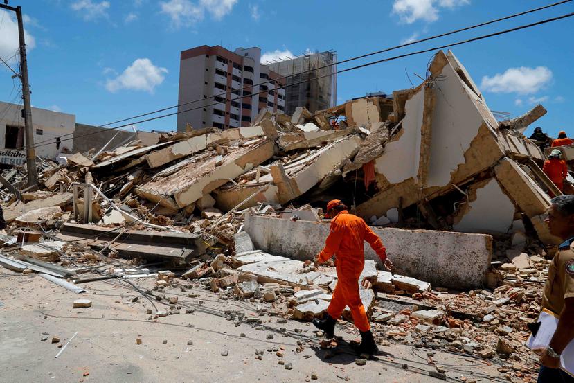 Fotografía de los escombros tras el derrumbe de un edificio residencial de siete pisos, este martes, en Fortaleza, Brasil. (EFE/Jarbas Oliveira)