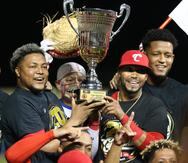 Jugadores de los Criollos cargan con el trofeo de campeonato de béisbol invernal de la temporada 2021-22 tras derrotar a los Indios.