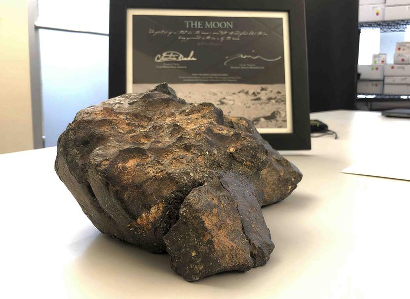 Esta fotografía muestra una roca lunar de 5,5 kilogramos (12 libras) encontrada en el noroeste de África en 2017 en Amherst, Nueva Hampshire. (AP)