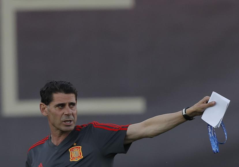 El nuevo técnico de España Fernando Hierro dirige un entrenamiento previo al Mundial en Krasnodar, Rusia. (AP)