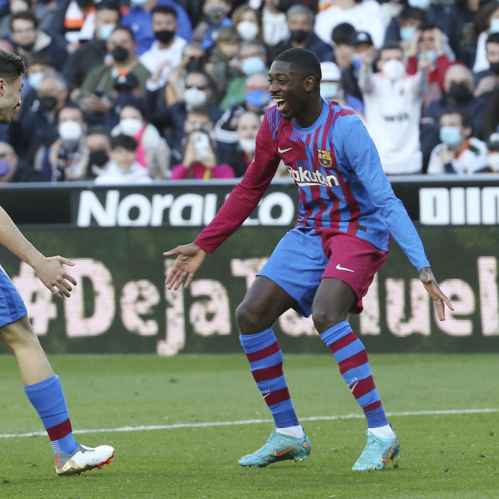 Ousmane Dembélé (derecha) decidió ejercer su cláusula de rescisión para dejar al club, según el Barcelona.