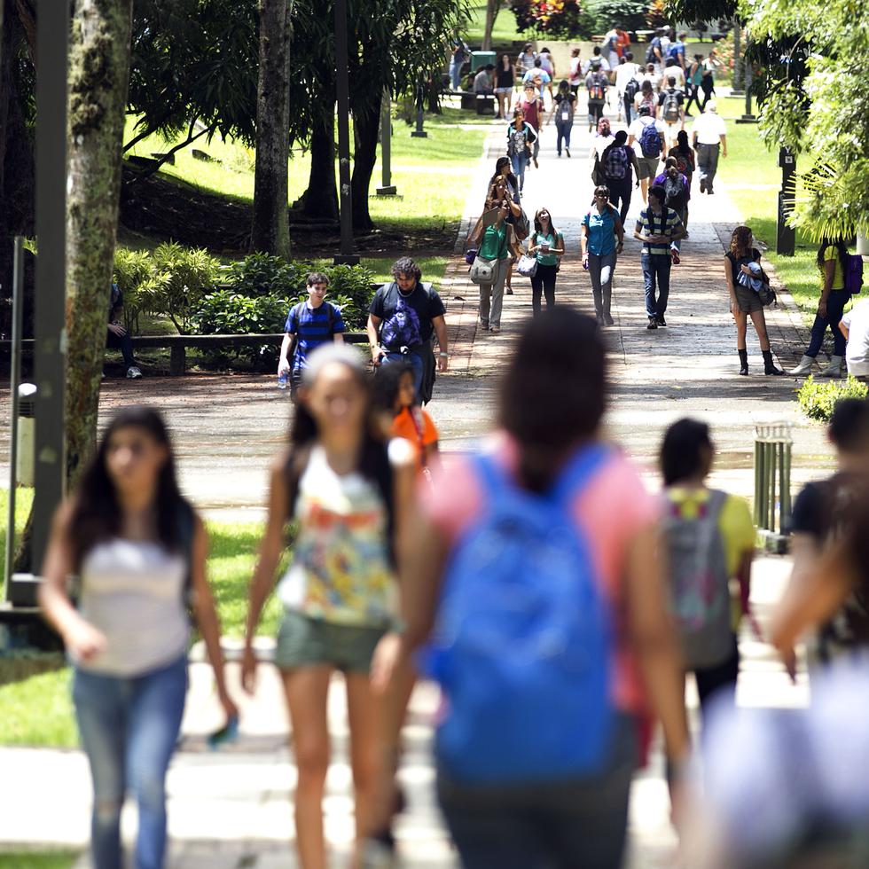Universitarios caminan por el campus de la UPR en Río Piedras.