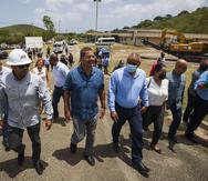 El gobernador Pedro Pierluisi estuvo en mayo en Vieques para la demolición del antiguo hospital.