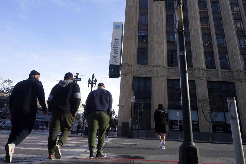 Personas caminan fuera de la sede de Twitter en San Francisco, el viernes 4 de noviembre de 2022.