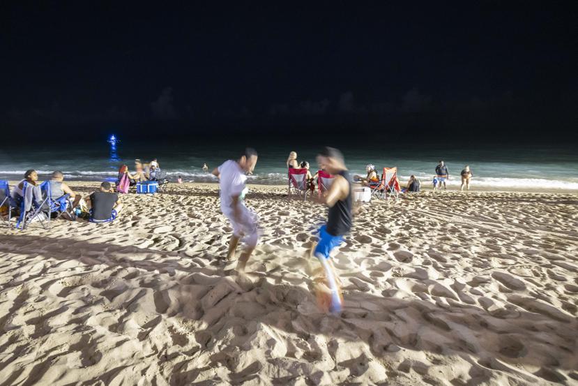 Ciudadanos llegan a la playa Último Trolley en Ocean Park, San Juan, para pasar la Noche de San Juan.