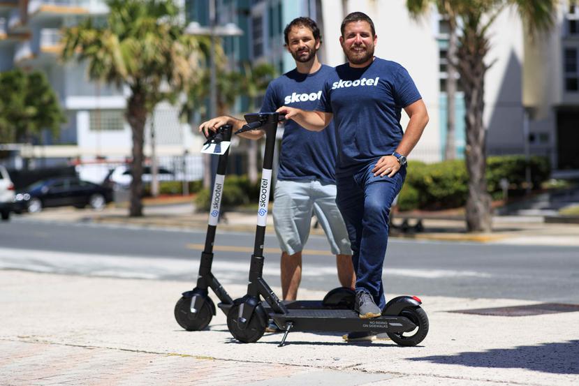 Aldo Briano (izquierda) y Juan Parra estrenaron sus scooters eléctricas en Condado el pasado fin de semana. (GFR Media)