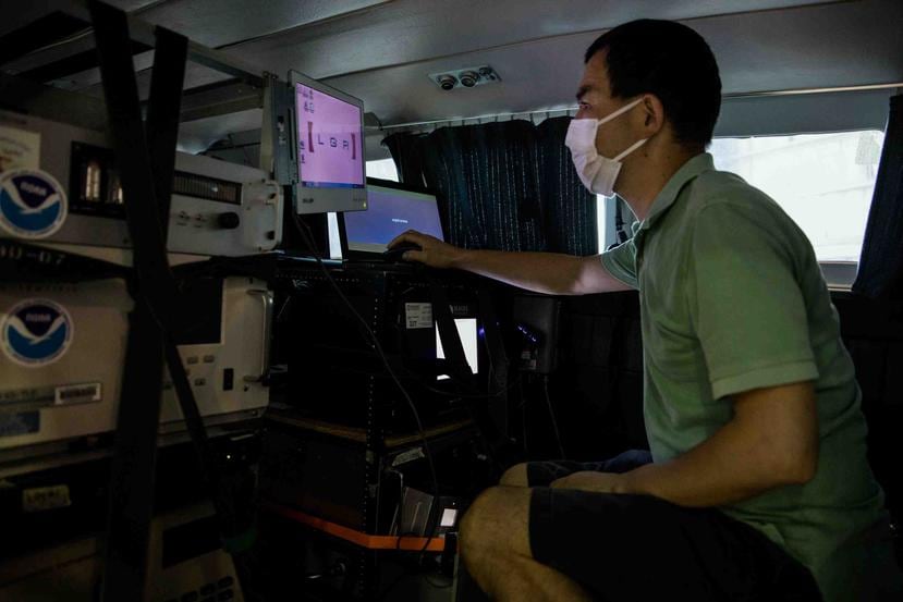 Xinrong Ren, investigador de la Universidad de Maryland, prepara instrumentos científicos para medir la calidad del aire durante un vuelo. (Rosem Morton / The New York Times)