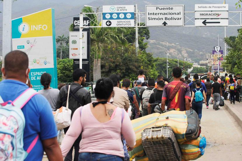 Los venezolanos que permanecían en Colombia fueron autorizados para salir hacia su país, este domingo, en un corredor humanitario realizado sobre el puente Simón Bolívar que une a las poblaciones de Cúcuta (Colombia) y San Antonio del Táchira (Venezuela).