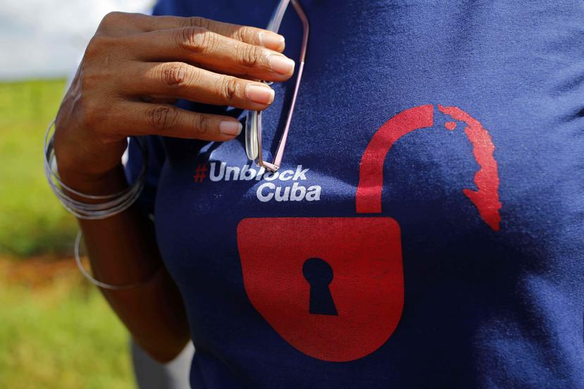 Una mujer viste una camisa con un mensaje contra el embargo de los Estados Unidos hacia Cuba cerca de La Habana. (AP / Desmond Boylan)