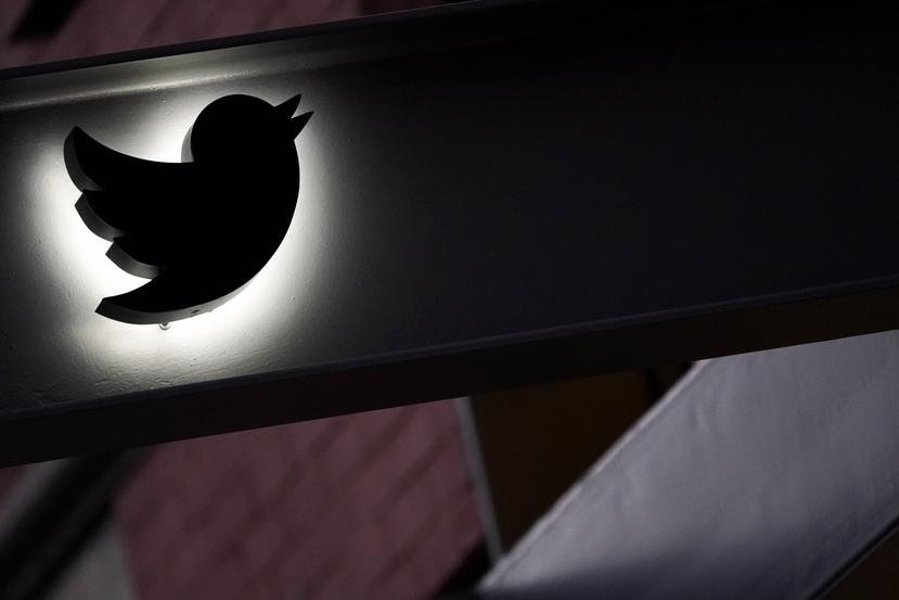 El logotipo de Twitter aparece en una marquesina en el edificio donde se encuentra la oficina de Twitter en Nueva York.