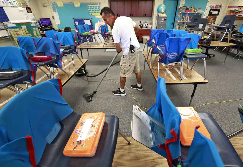 Arizona ocupa uno de los últimos lugares en la nación en salarios para los maestros y fondos destinados para las escuelas. (AP)