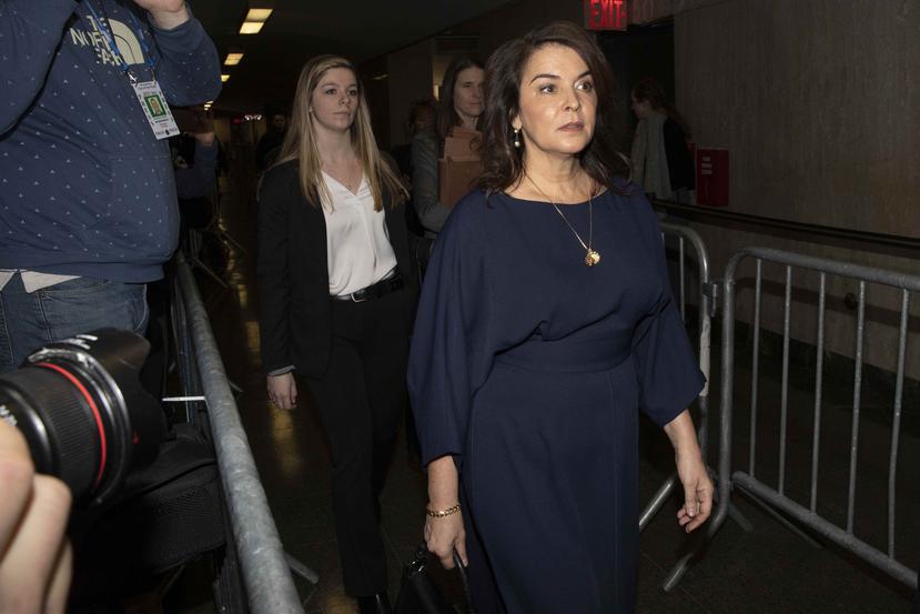 La actriz Annabella Sciorra, derecha llega como testigo al juicio por violación de Harvey Weinstein en Nueva York, el jueves 23 de enero de 2020. (AP / Richard Drew)