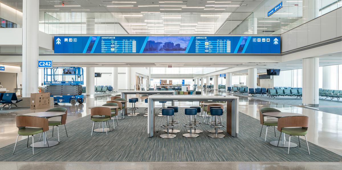 Modernas áreas de espera en el Terminal C del Aeropuerto Internacional de Orlando.