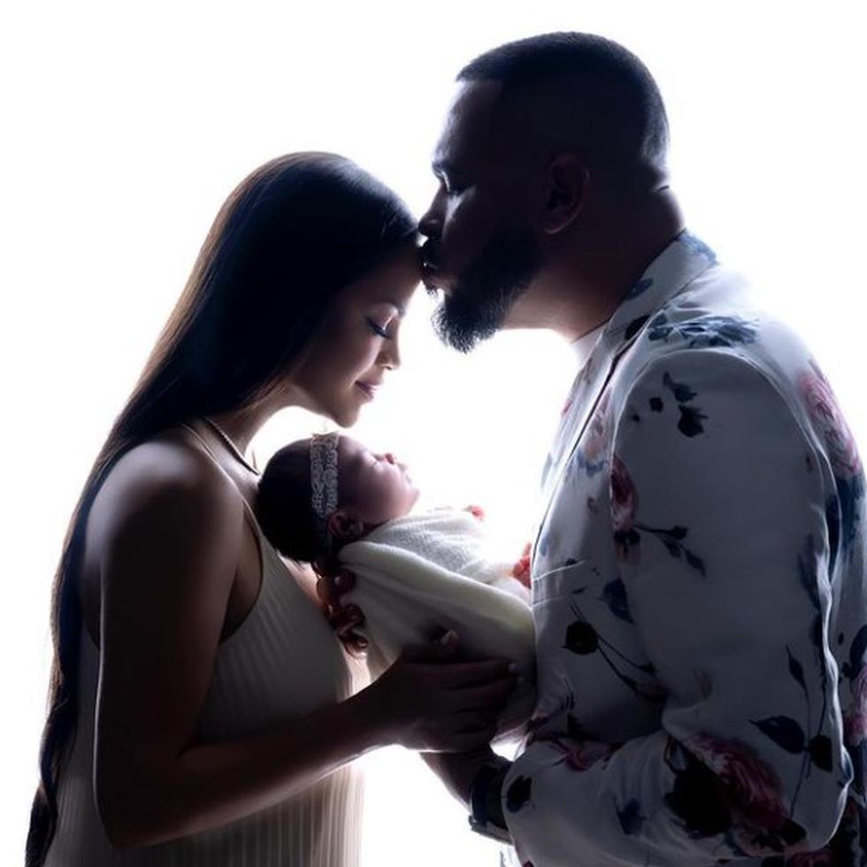 La cantante Natti Natasha y su esposo Raphy Pina, sosteniendo a su hija Vida Isabelle, al poco tiempo de haber nacido.