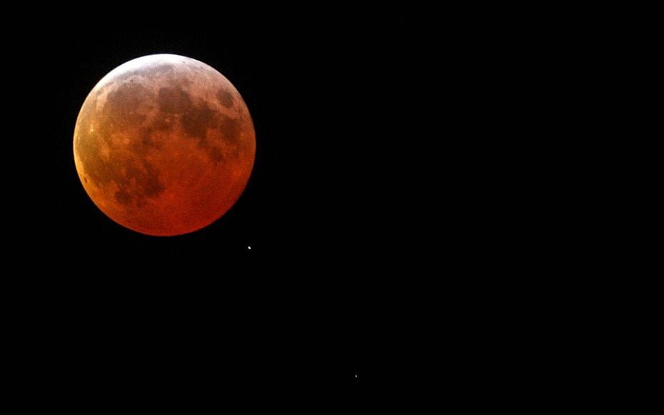 Una sombra cae sobre la luna durante un eclipse lunar visto al sur de la capital de Macedonia, el 4 de marzo de 2007.