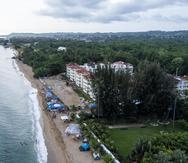 Ciudadanos opuestos a la reconstrucción de las instalaciones recreativas en el condominio Sol y Playa establecieron un campamento en la playa Los Almendros, en Rincón, que es hábitat de anidamiento de tortugas marinas.