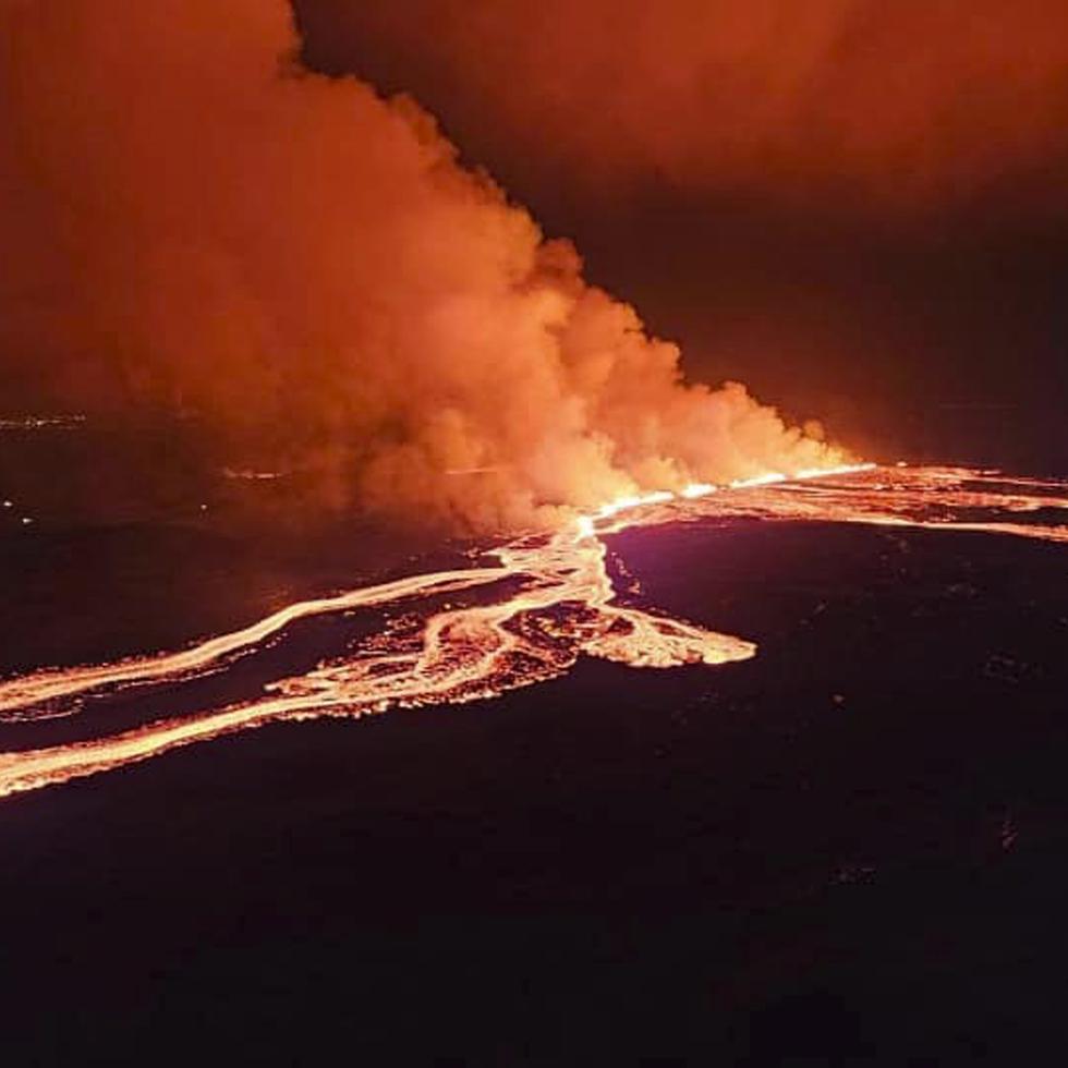 Esta imagen proporcionada por la Defensa Civil Islandesa muestra una erupción de lava entre las montañas Hagafell y Stóri-Skógfell, islandia, el sábado 16 de marzo de 2024.