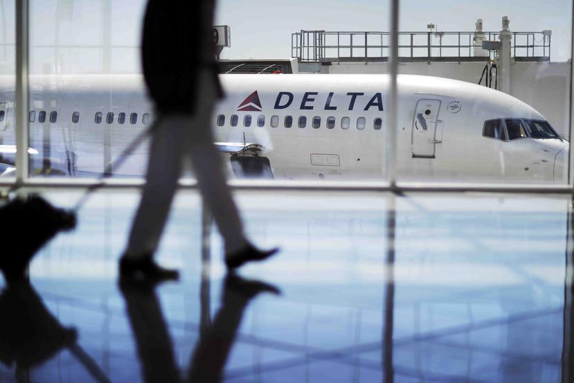 La medida por parte de Delta se presenta en un momento en el que United Airlines lucha para recuperarse de una fuerte controversia con un pasajero.  (AP)