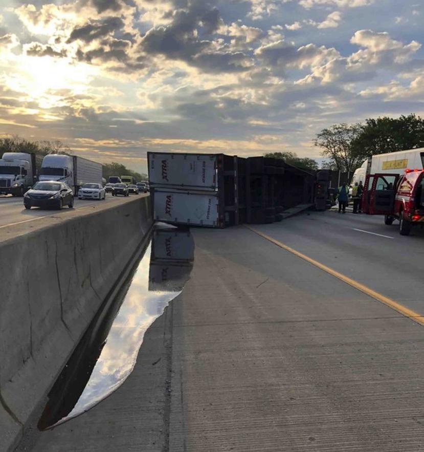 En esta fotografía difundida por la Policía Estatal de Indiana se observa a un camión de carga que transportaba miel que quedó volcado sobre una autopista, el miércoles 15 de mayo de 2019. (Indiana State Police vía AP)