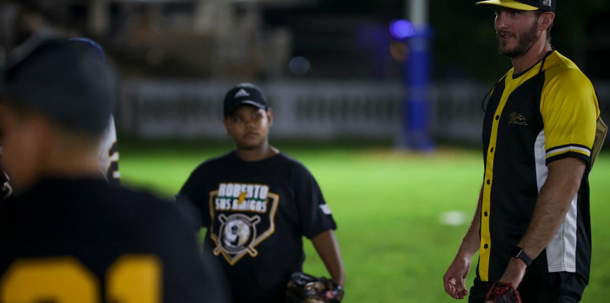 La Fundación Roberto Clemente ofrece clínicas de béisbol a jóvenes en Loíza