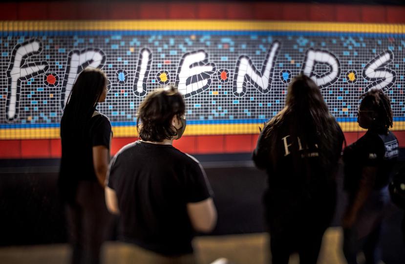 Visitantes de la exposición "The Friends Experience - The One in Miami", al recorrer este homenaje a la afamada serie televisiva estadounidense "Friends", en el Centro Comercial Aventura, en Miami.
