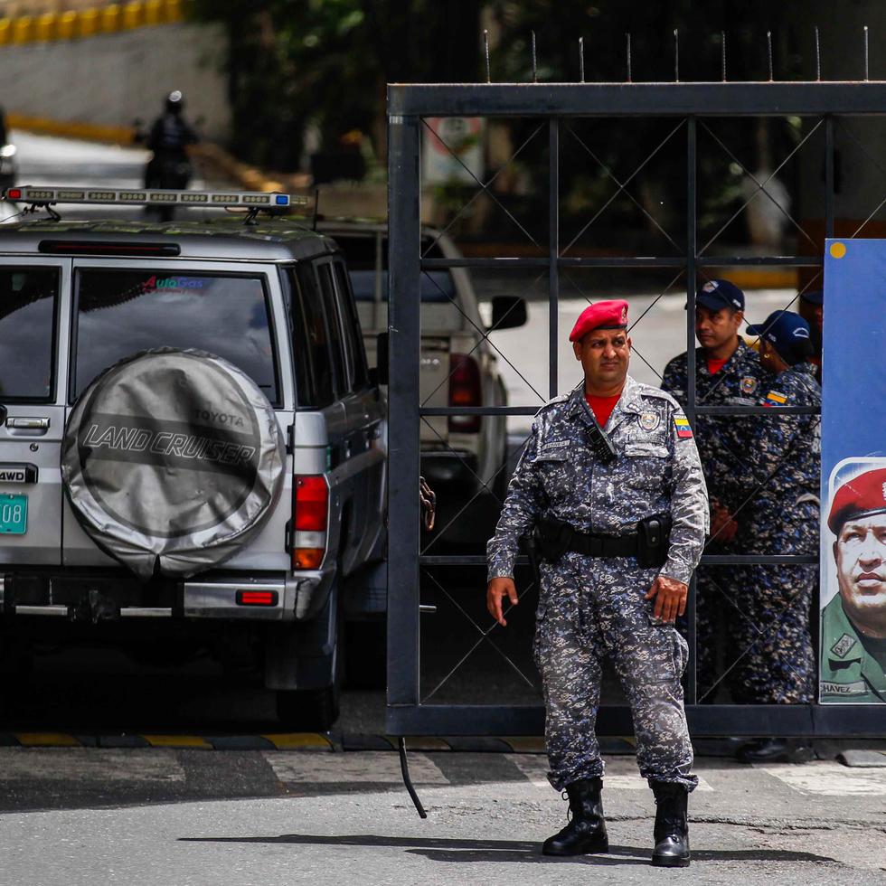 Efectivos de la Policía Nacional Bolivariana (PNB) montan guardia en el exterior de la sede del SEBIN, en Caracas.