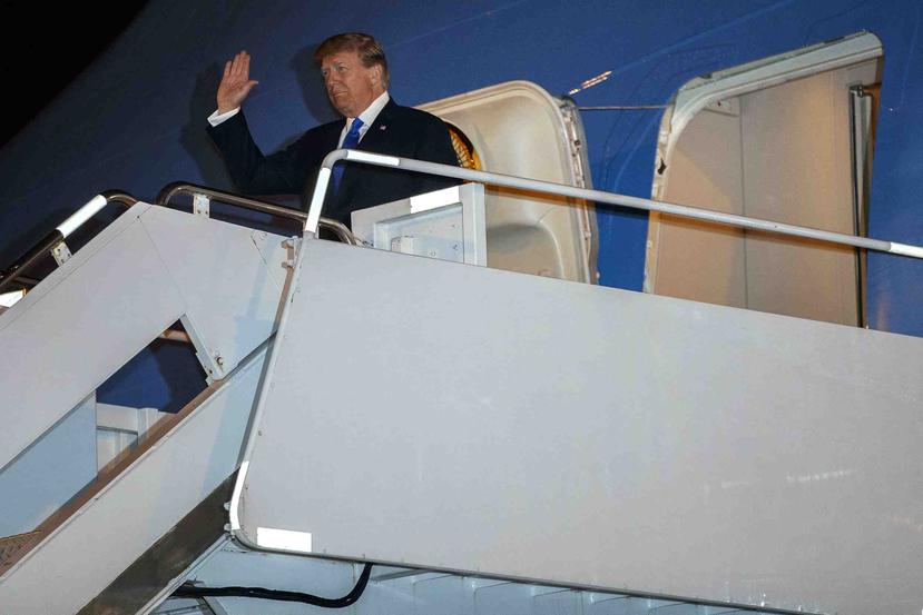 Trump a su llegada a Vietnam. (AP/ Evan Vucci)