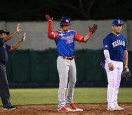 Puerto Rico abrió el torneo con derrotas ante Venezuela y Nicaragua. En la imagen, el boricua Jeffrey Domínguez celebra al llegar a segunda base.