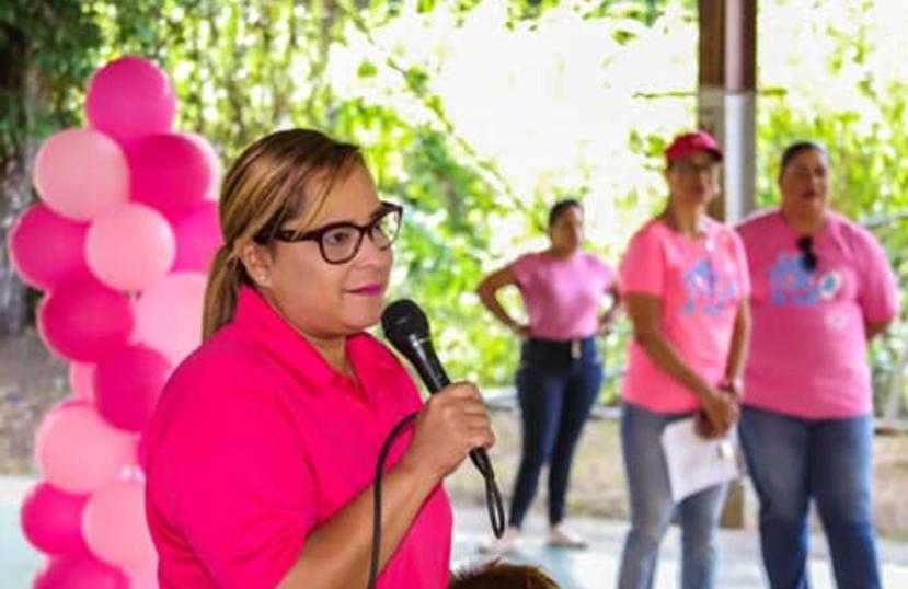 Irasema Flores, primera dama de Aguas Buenas, es empleada   de la Legislatura a la vez que tiene oficina en ese municipio. (Suministrada)