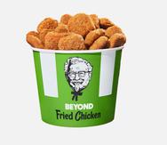 El Beyond Fried Chicken que venderá KFC es confeccionado con una mezcla de plantas pero están empanizados con la fórmula secreta de 11 hierbas que distinguen la receta del coronel de KFC.