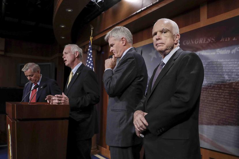 De izquierda a derecha, los senadores republicanos Lindsey Graham, de Carolina del Sur, Ron Johnson, de Wisconsin, Bill Cassidy, de Luisiana, y John McCain, de Arizona. (AP)
