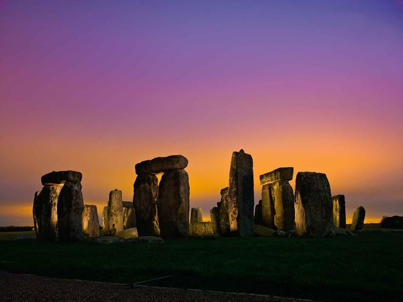 Stonehenge, también llamado "El Templo del Sol", tiene unos 5,000 años de antigüedad y sirve, además, para celebrar el solsticio de invierno. (Suministrada / edición de junio de 2008 de National Geographic Magazine)