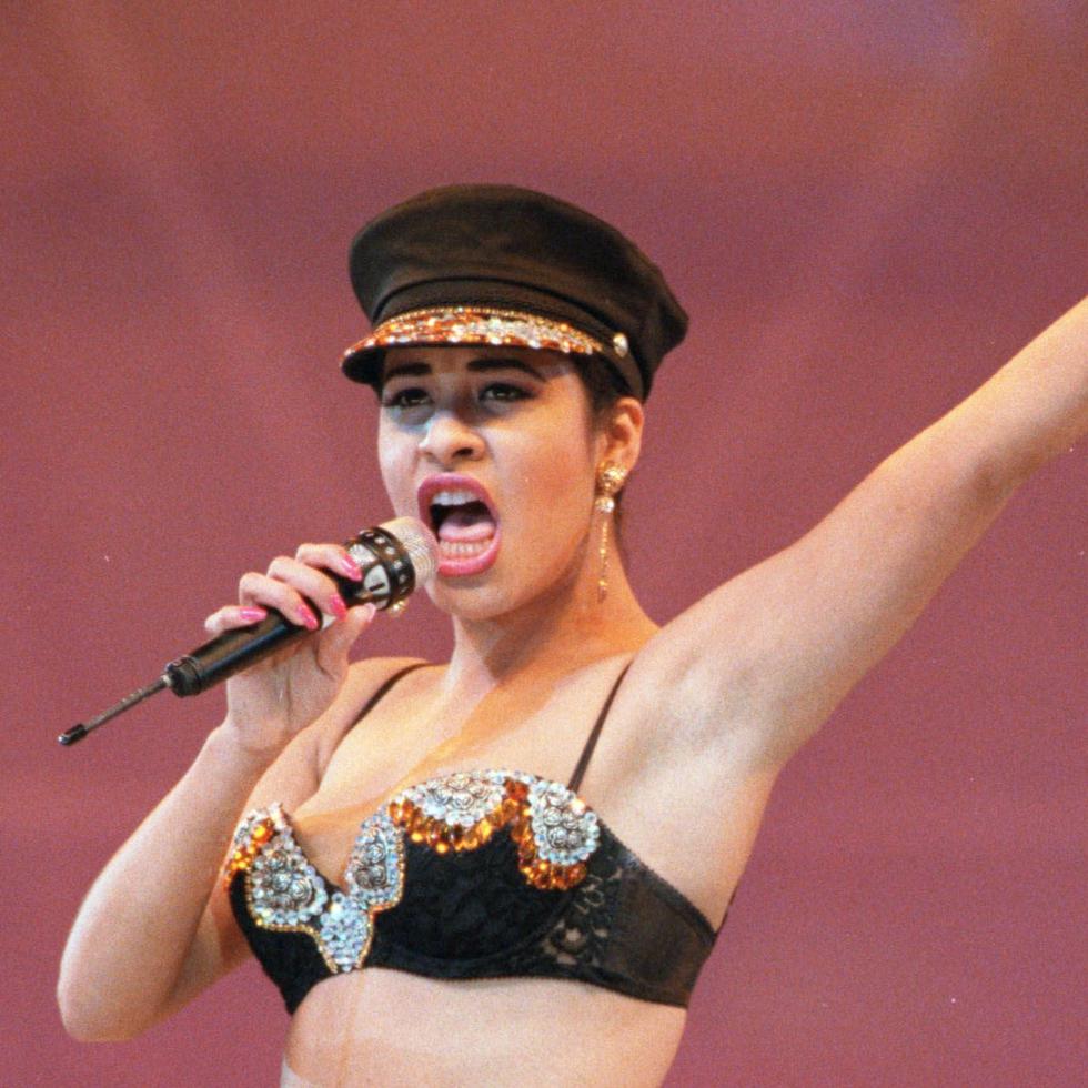 Detrás del éxito profesional de la cantante Selena Quintanilla, las directoras de la serie resaltan que esta atravesó muchas cosas como mujer, como lo fue su difícil relación con su esposo.