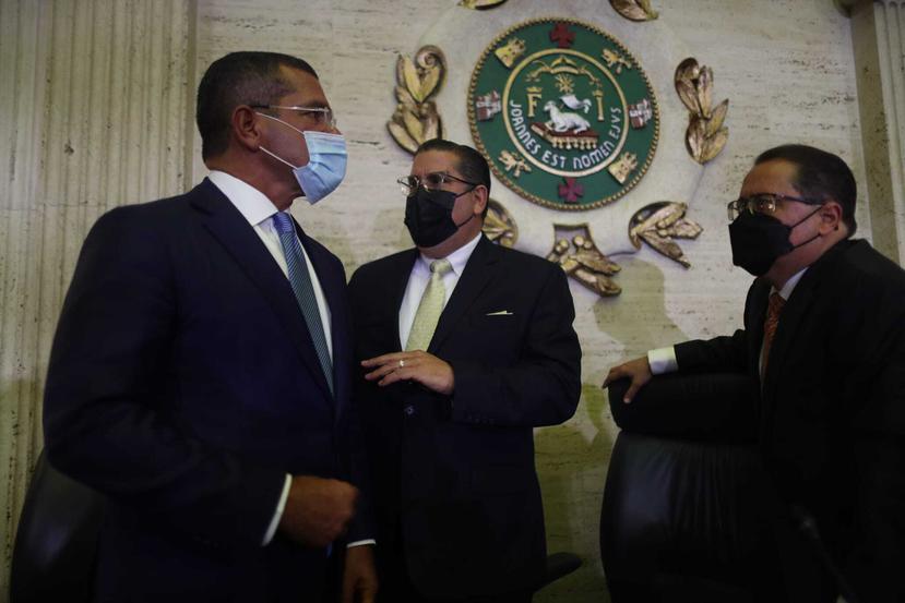 Desde la izquierda, el gobernador Pedro Pierluisi, el presidente de la Cámara de Representantes, Rafael "Tatito" Hernández; y el presidente del Senado, José Luis Dalmau Santiago; estarán en la reunión.
