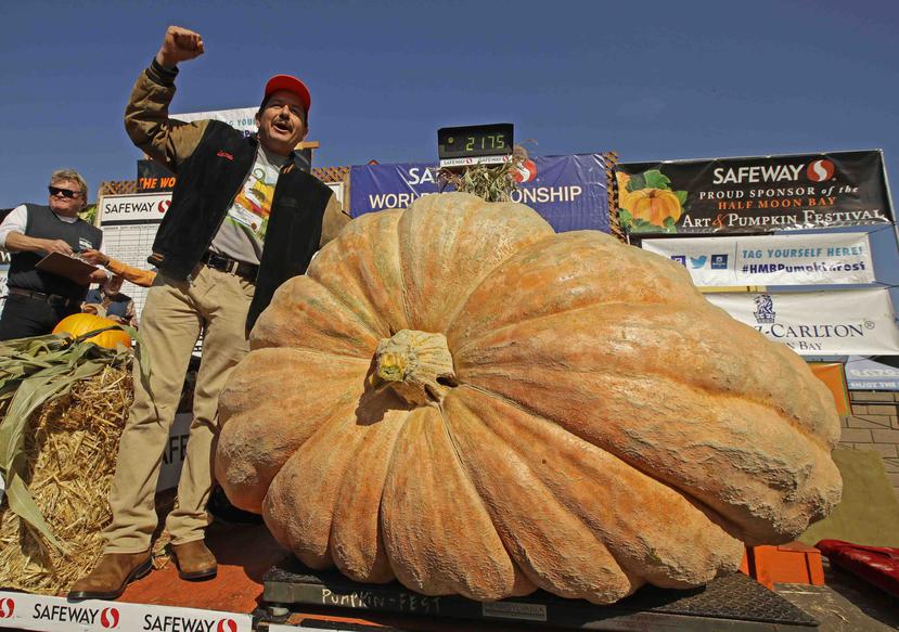 Leonardo Ureña, de Napa, California, festeja luego que anunciaron que su calabaza pesaba 2,175 libras, un nuevo récord en el estado. (AP/Ben Margot)