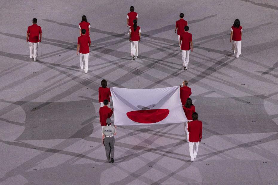 La bandera de Japón antes de ser izada.