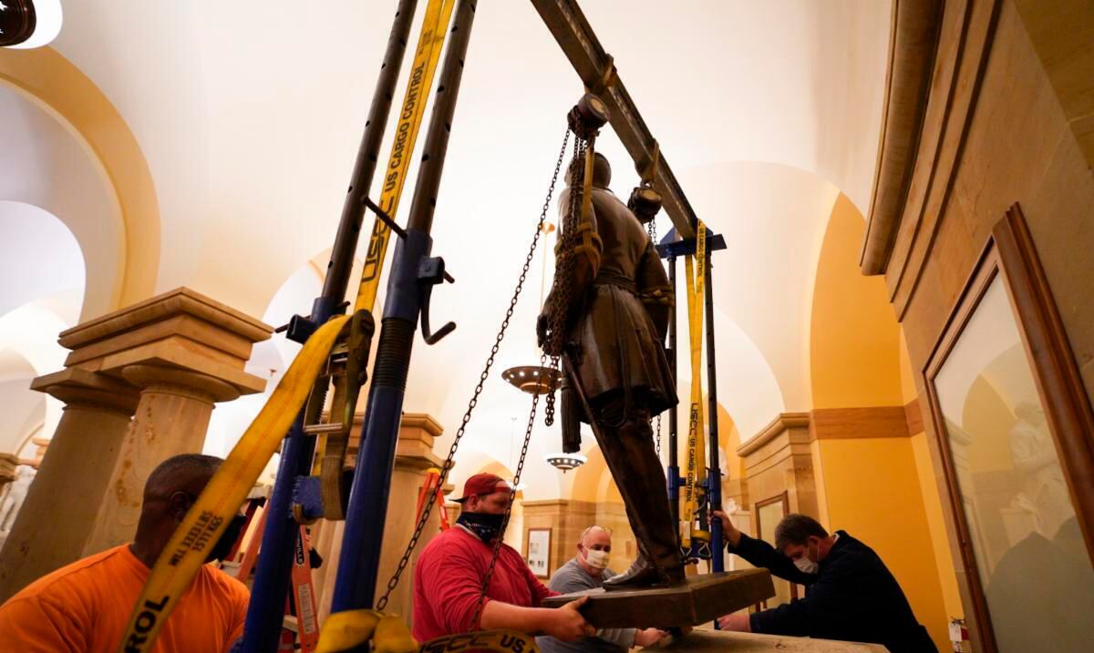 Robert E. Lee statue removed from Federal Capitol for being a racist symbol