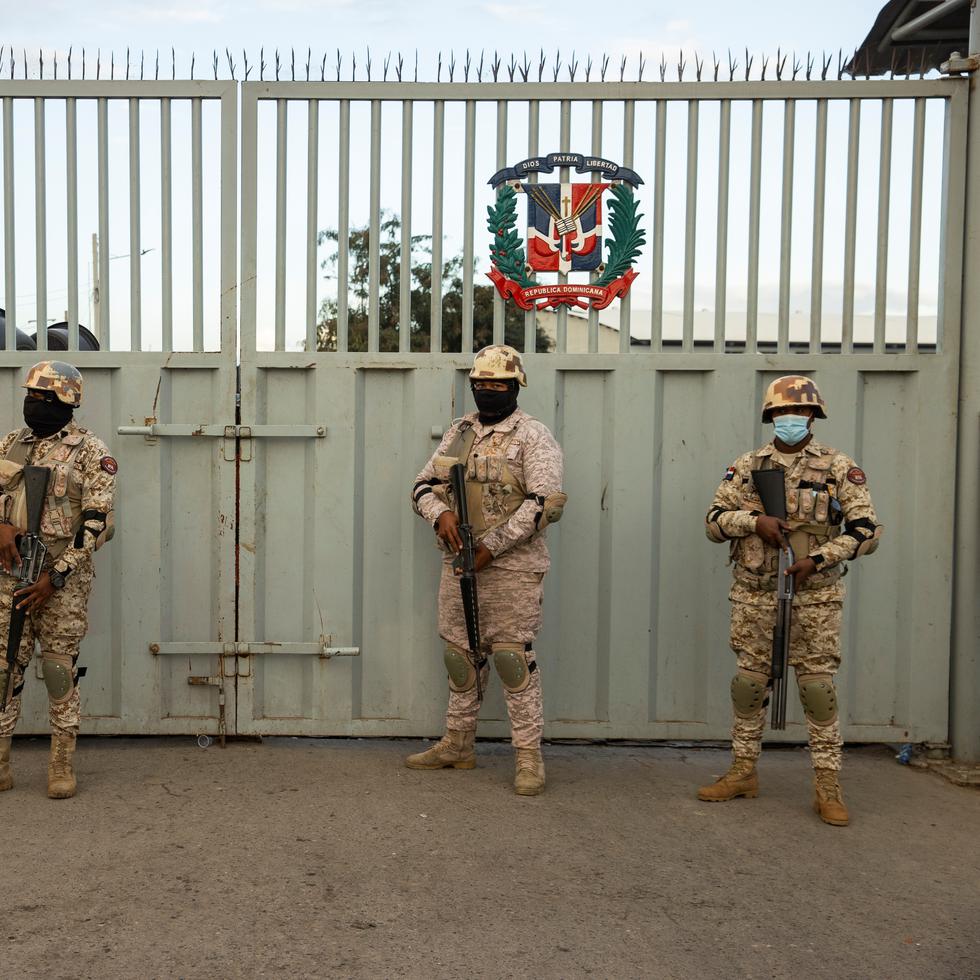 Militares dominicanos vigilan en el portón fronterizo con Haití hoy, en el paso ubicado en Dajabón (República Dominicana). EFE/Orlando Barría
