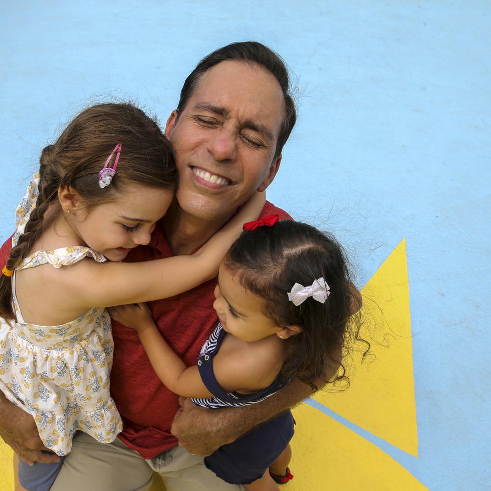 Jorge Castro recibe un abrazo de sus hijas Olivia Gabriela (a la derecha) y Elena Isabel (a la izquierda).