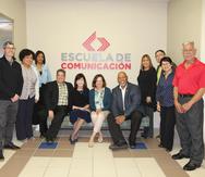 Personal docente y administrativo de la Escuela de Comunicación de la UPR junto a miembros de la agencia acreditadora en febrero pasado. (Suministrada)