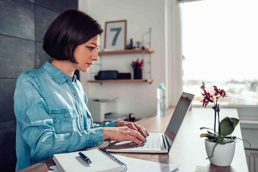 Una de las razones por las que el trabajo desde casa es más agotador es porque las solicitudes de tareas pueden llegar a ser constantes y se reciben de distintos ámbitos de la organización. (Shutterstock)