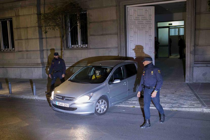La presidenta del parlamento catalán, Carme Forcadell, sale en un auto del Tribunal Supremo en Madrid. (AP)