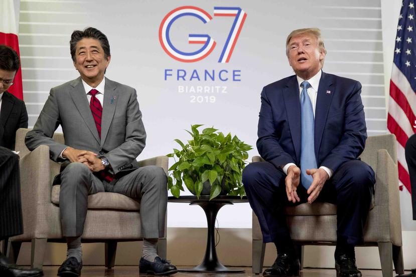El presidente de Estados Unidos, Donald Trump, acompañado por el primer ministro de Japón, Shinzo Abe. (AP/Andrew Harnik)