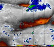 Imagen infrarroja del satélite GOES-16 que muestra el análisis de vapor de agua en la alta atmósfera. El color anaranjado señala la zona de aire seco.