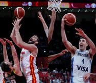 El choque entre Marc Gasol y Luis Scola será uno de los principales atractivos de la final de la Copa del Mundo de FIBA. (AP)