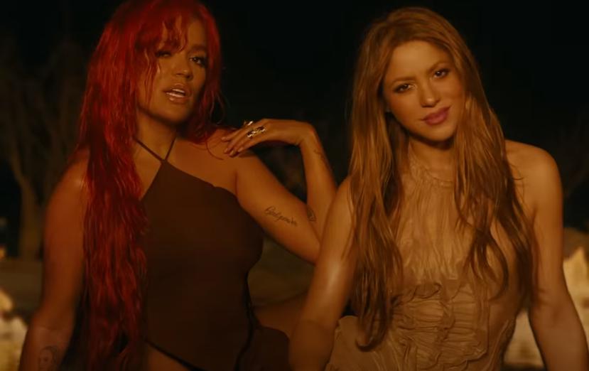 Karol G y Shakira durante el nuevo video del sencillo "TQG" (Te quedó grande).