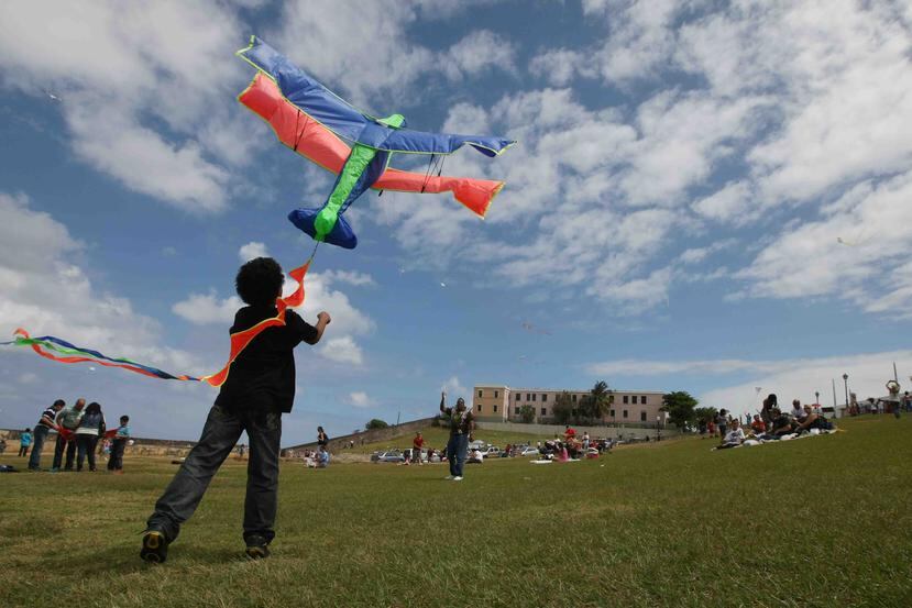 Un niño vuela una chiringa en El Morro. (GFR Media)